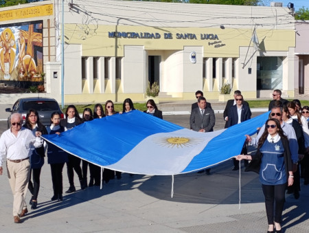 Izamiento del Pabellón Nacional por el acto por el día de la Diversidad Cultural